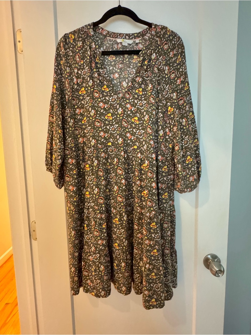 Boden Olive Floral V-Neck Tiered Dress with 3/4 sleeves and pockets. Size 8L